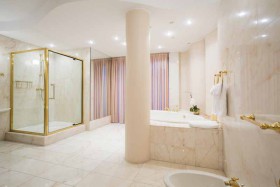 marbled-white-bathroom